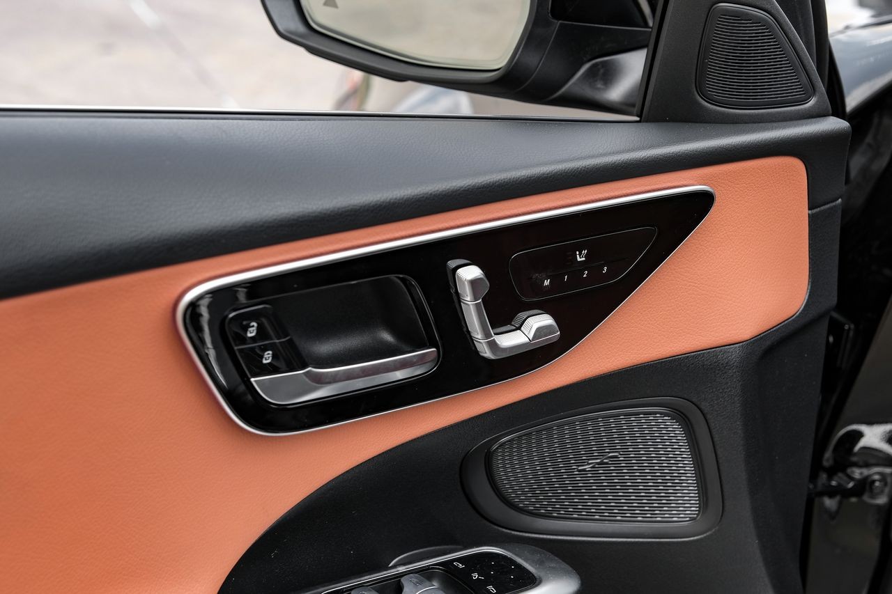 Mercedes-Benz C-Class Vehicle Main Gallery Image 48