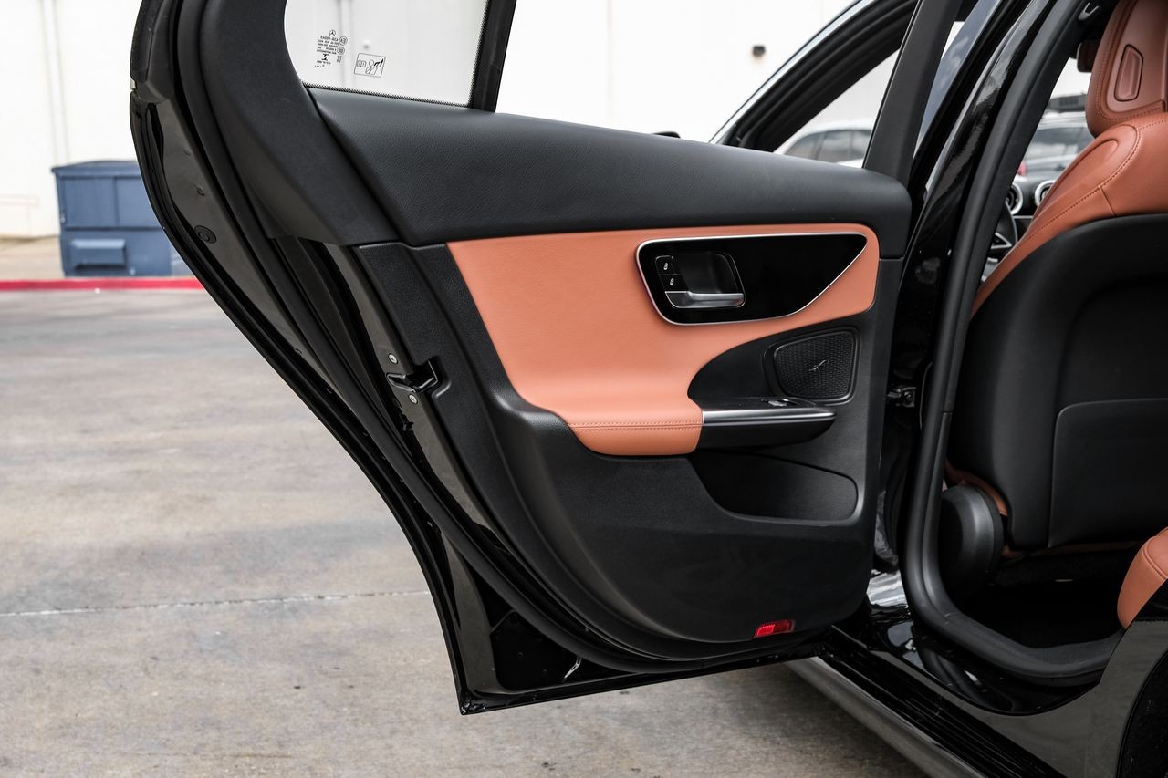 Mercedes-Benz C-Class Vehicle Main Gallery Image 50