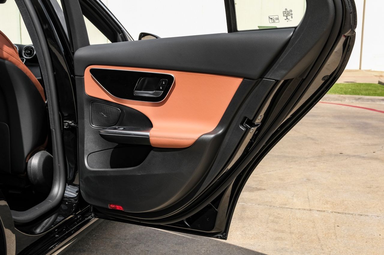 Mercedes-Benz C-Class Vehicle Main Gallery Image 51