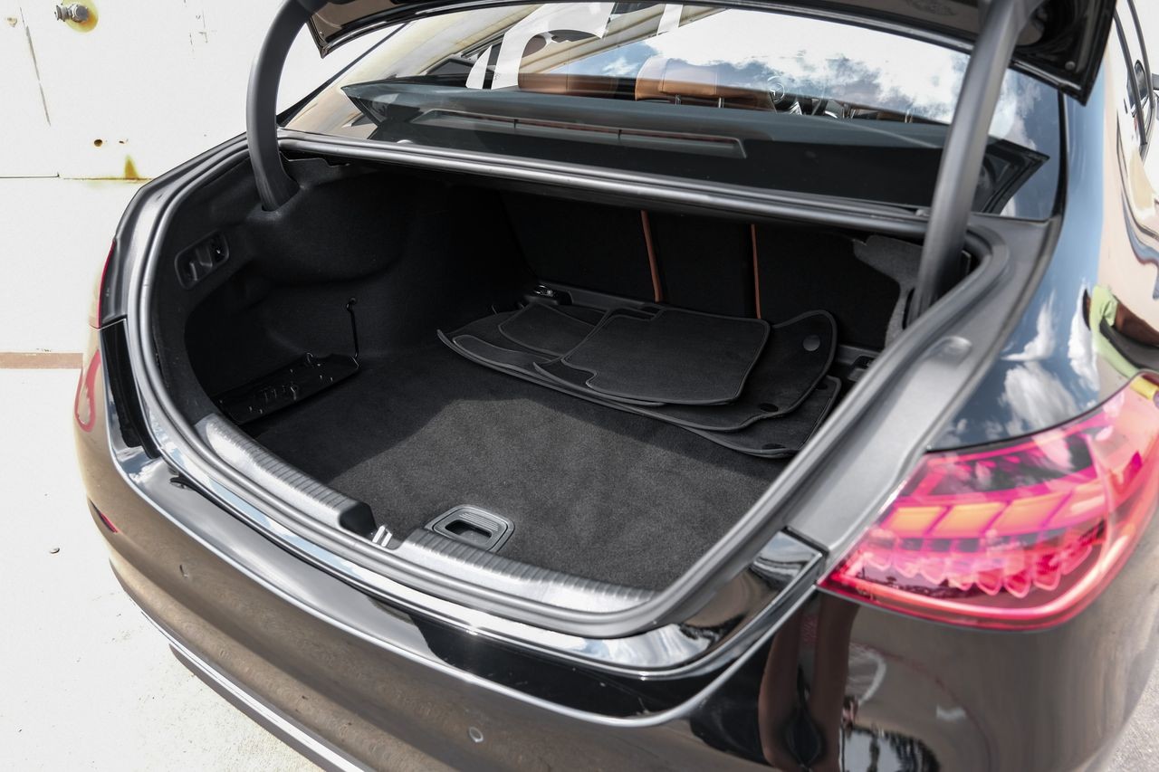 Mercedes-Benz C-Class Vehicle Main Gallery Image 54