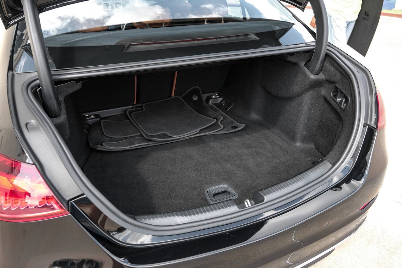 Mercedes-Benz C-Class Vehicle Main Gallery Image 55