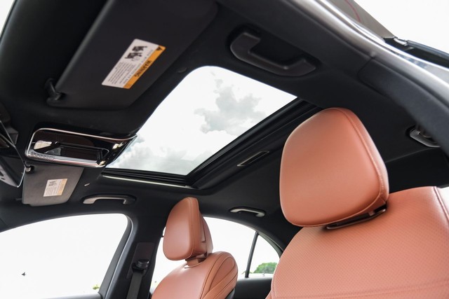 Mercedes-Benz C-Class Vehicle Main Gallery Image 05
