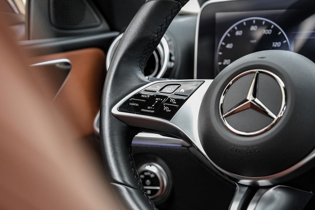 Mercedes-Benz C-Class Vehicle Main Gallery Image 18