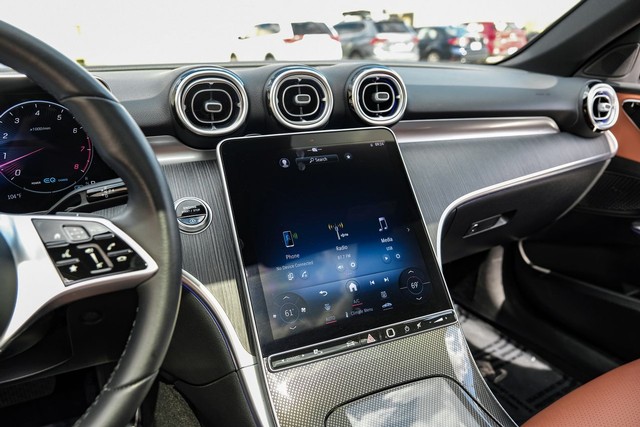 Mercedes-Benz C-Class Vehicle Main Gallery Image 24