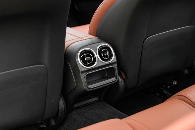 Mercedes-Benz C-Class Vehicle Main Gallery Image 41