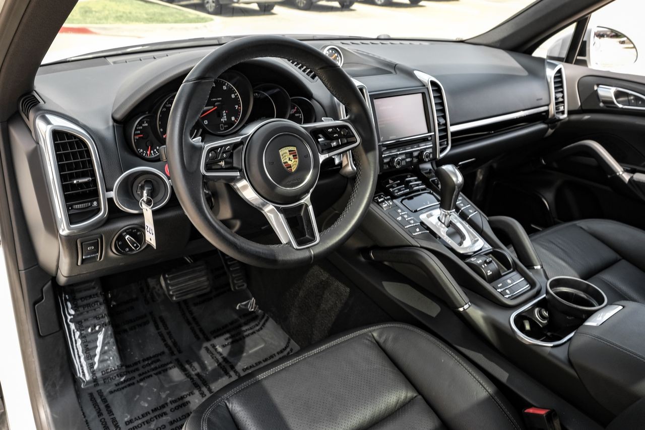 Porsche Cayenne Vehicle Main Gallery Image 03
