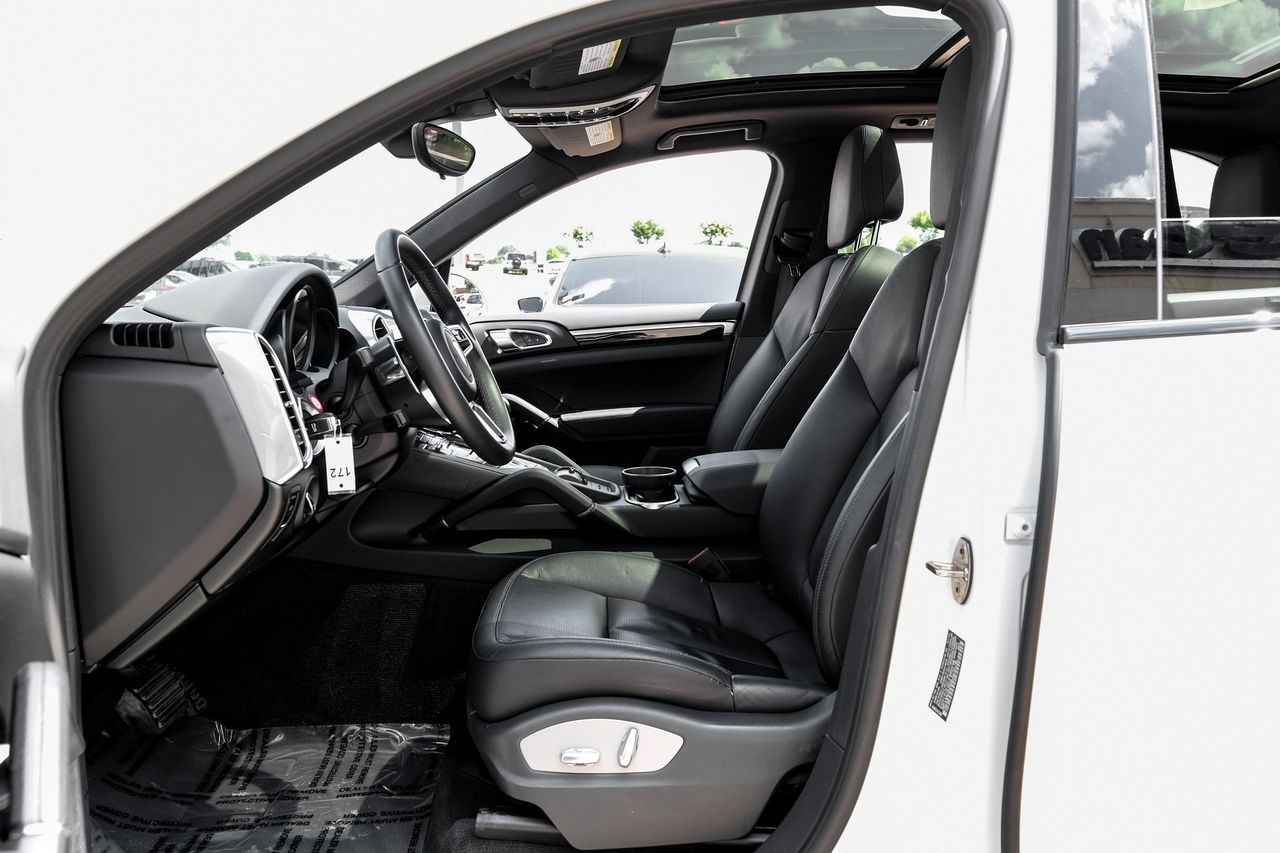 Porsche Cayenne Vehicle Main Gallery Image 04