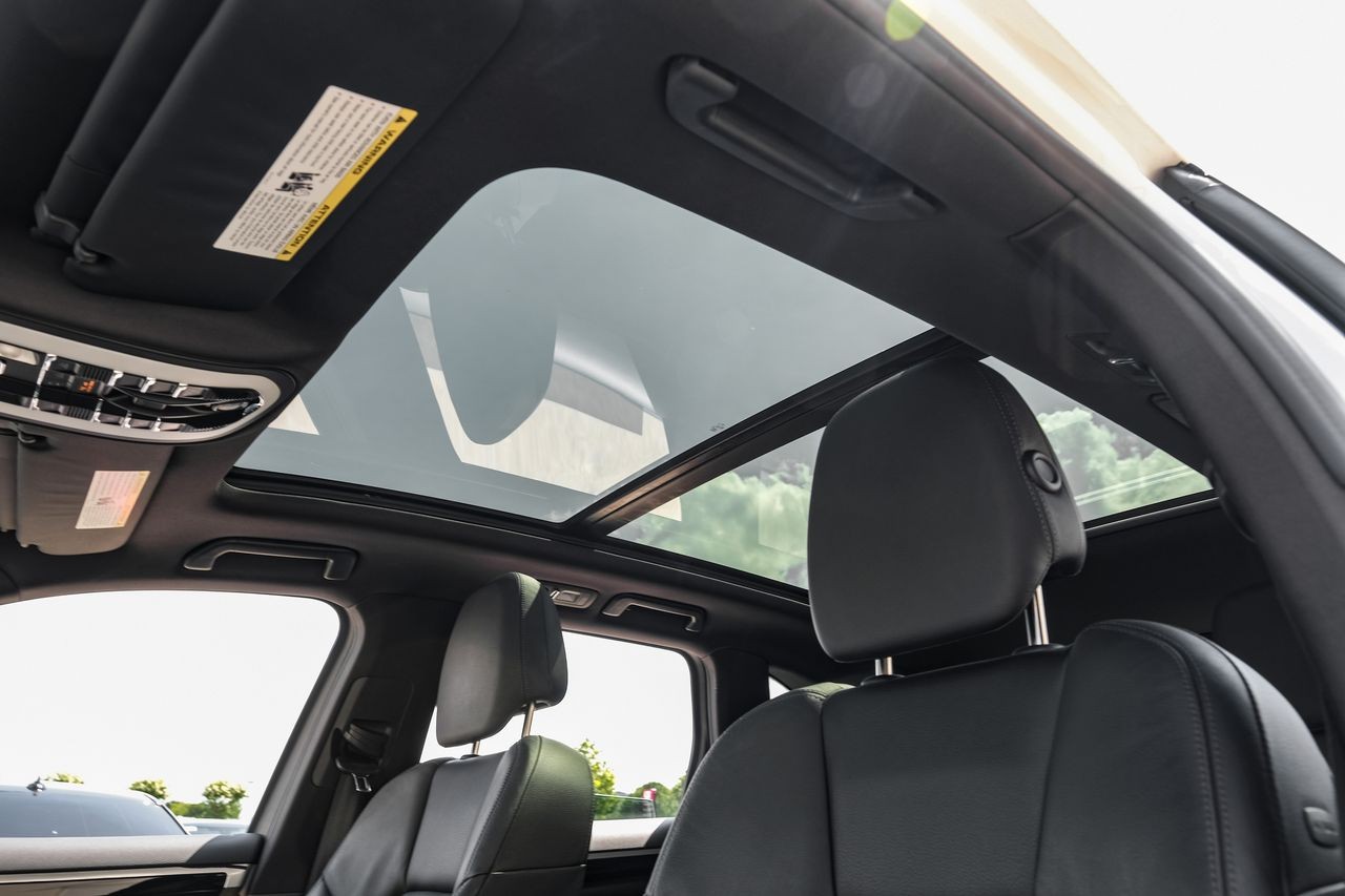 Porsche Cayenne Vehicle Main Gallery Image 05