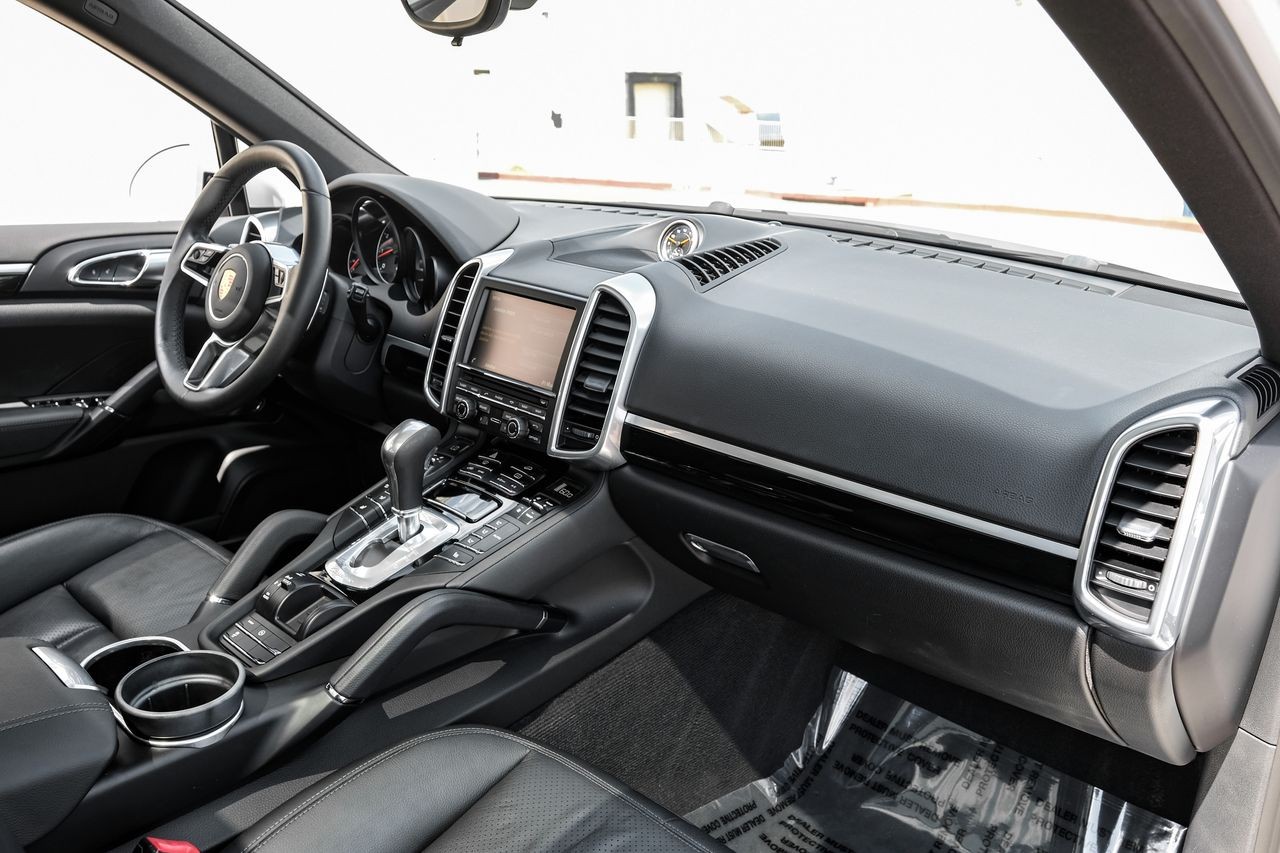 Porsche Cayenne Vehicle Main Gallery Image 13