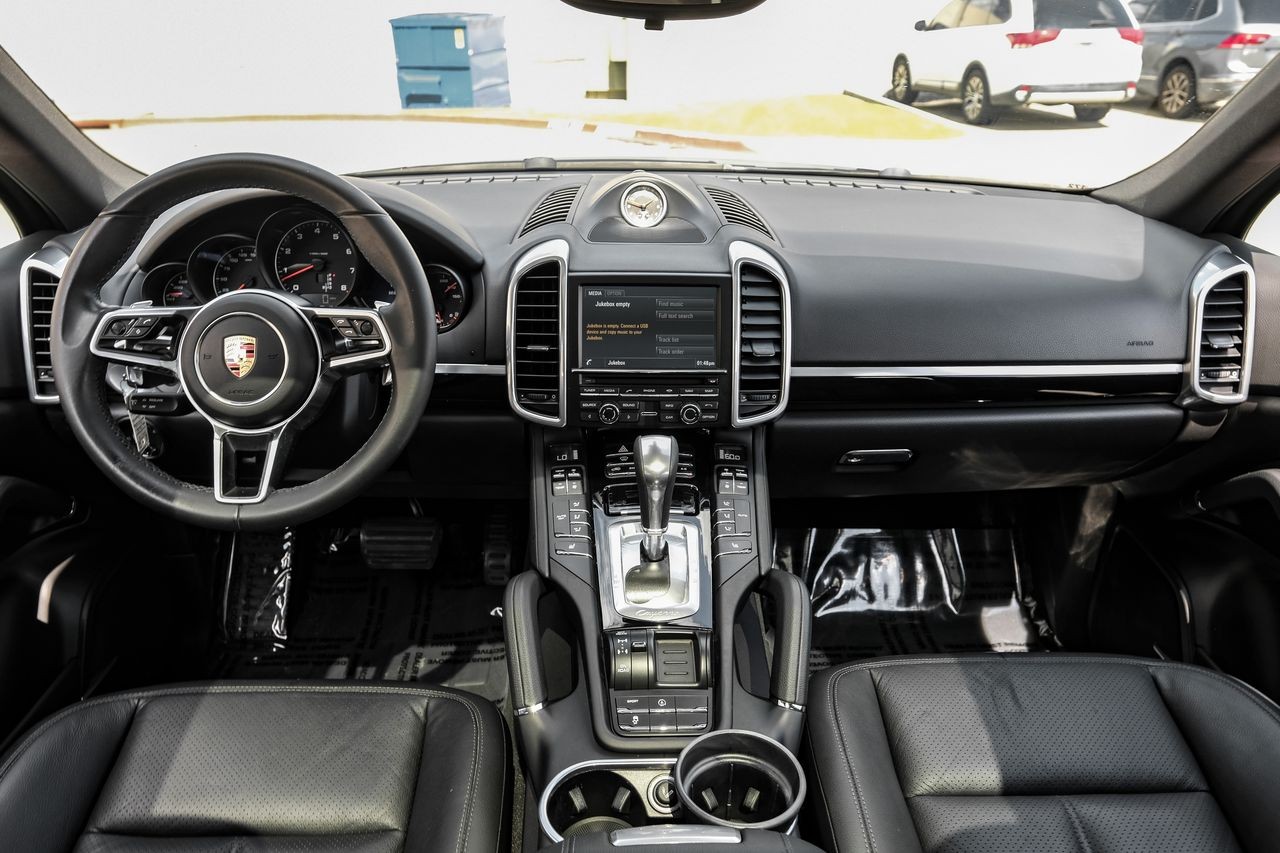 Porsche Cayenne Vehicle Main Gallery Image 15