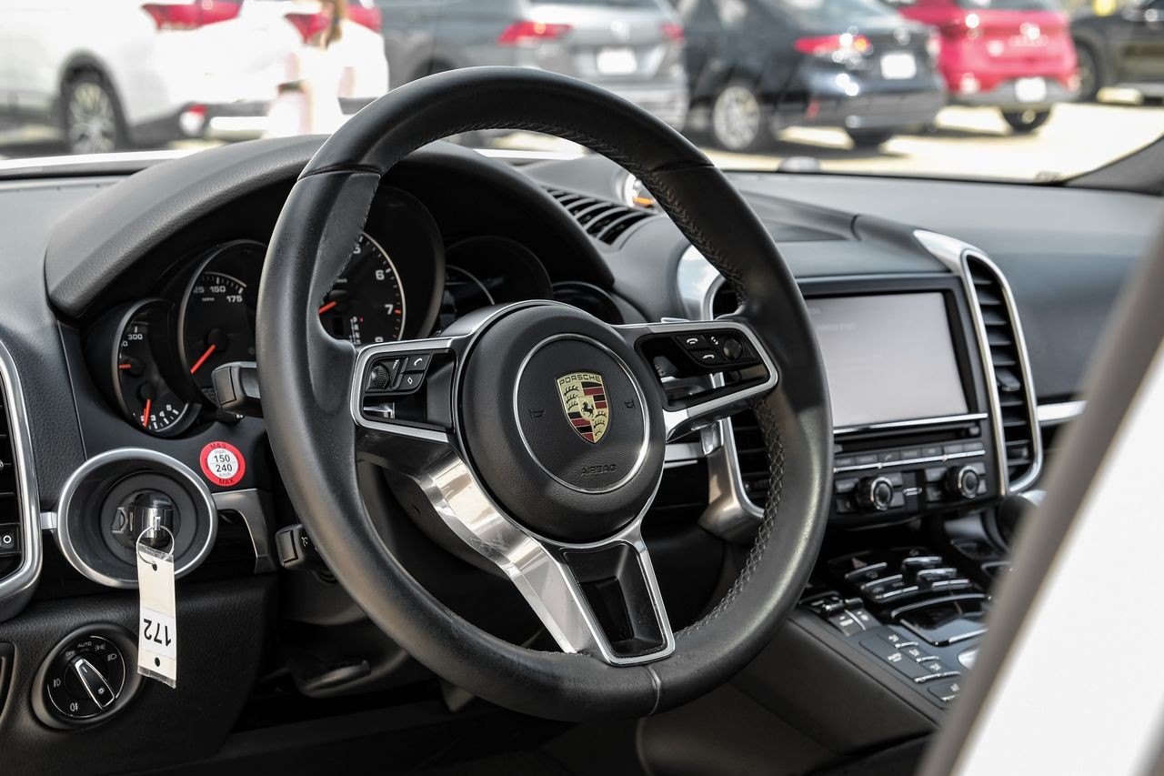 Porsche Cayenne Vehicle Main Gallery Image 16