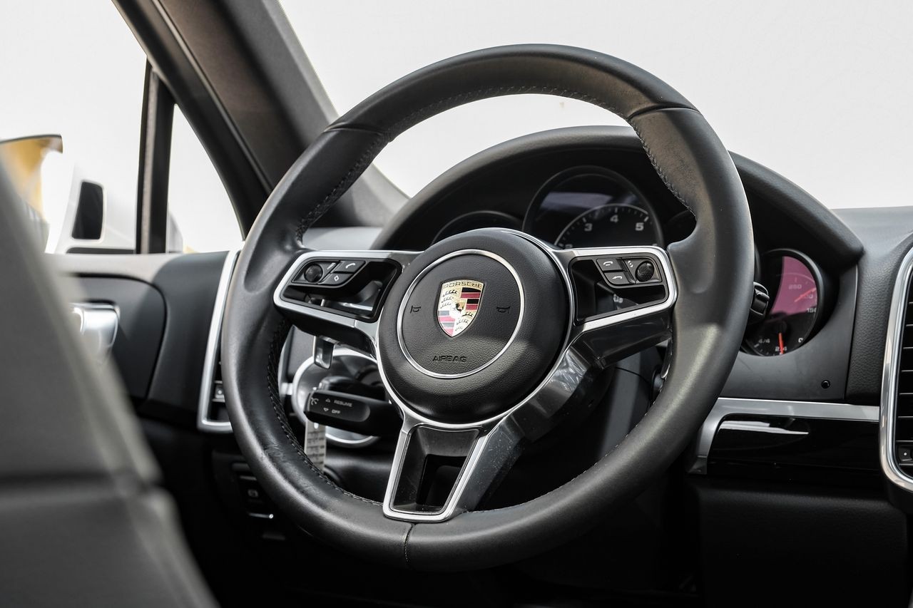 Porsche Cayenne Vehicle Main Gallery Image 17