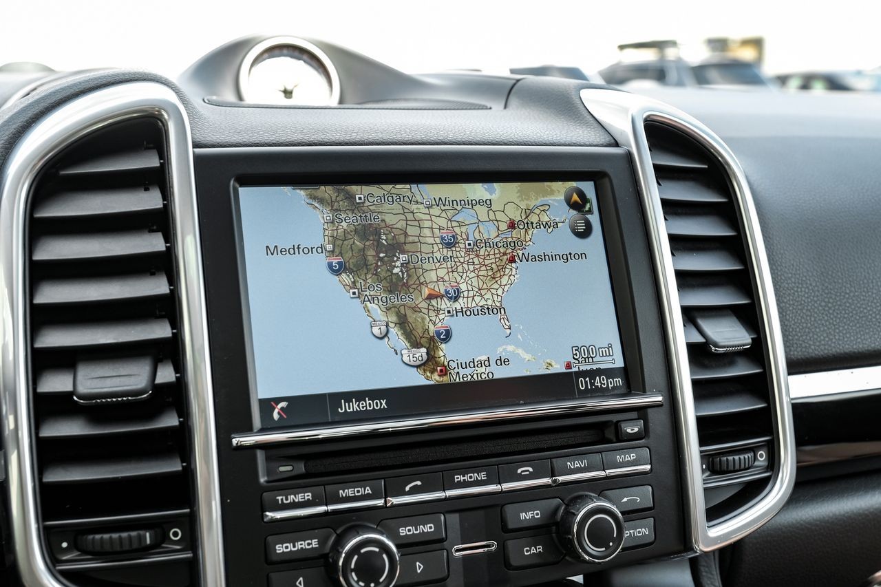 Porsche Cayenne Vehicle Main Gallery Image 21