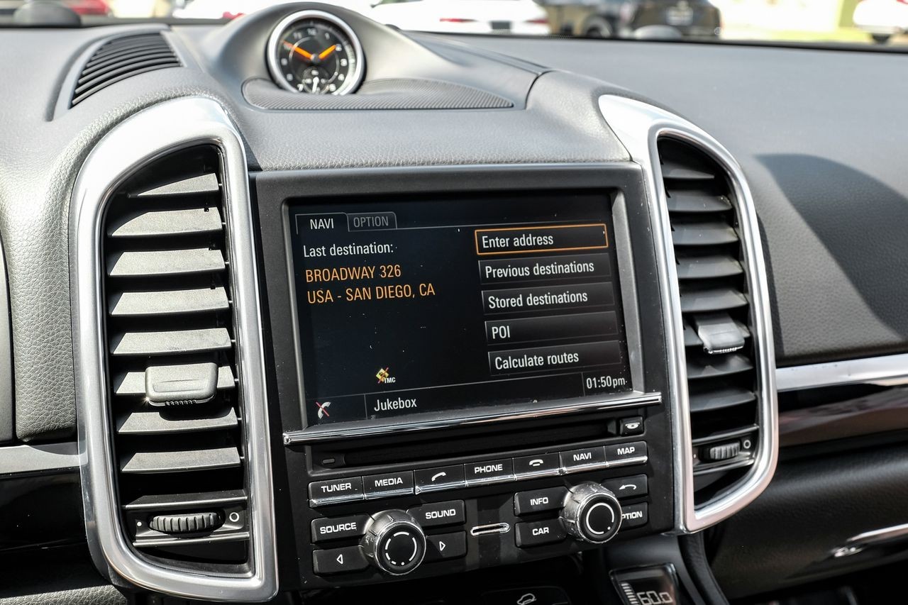 Porsche Cayenne Vehicle Main Gallery Image 22