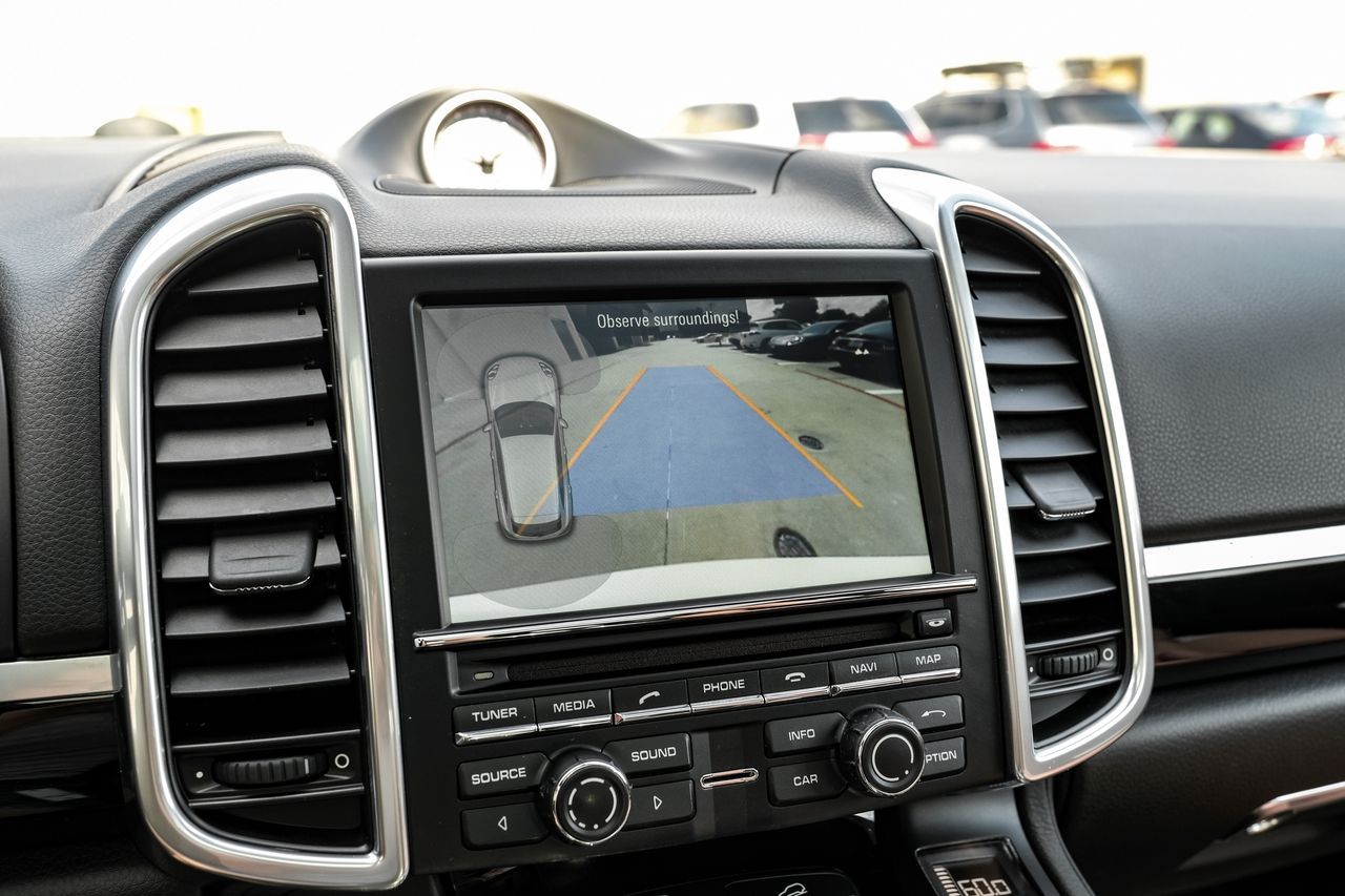 Porsche Cayenne Vehicle Main Gallery Image 24