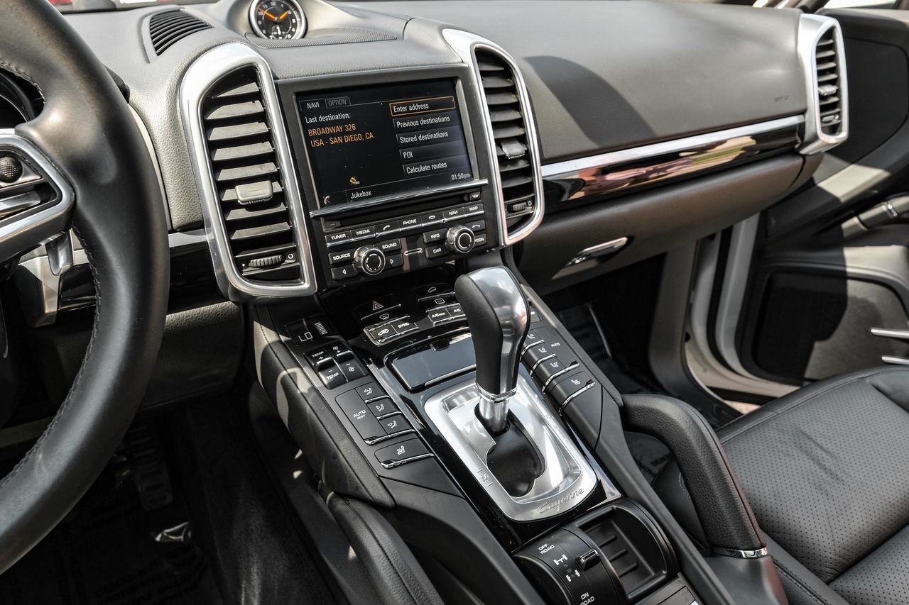 Porsche Cayenne Vehicle Main Gallery Image 25
