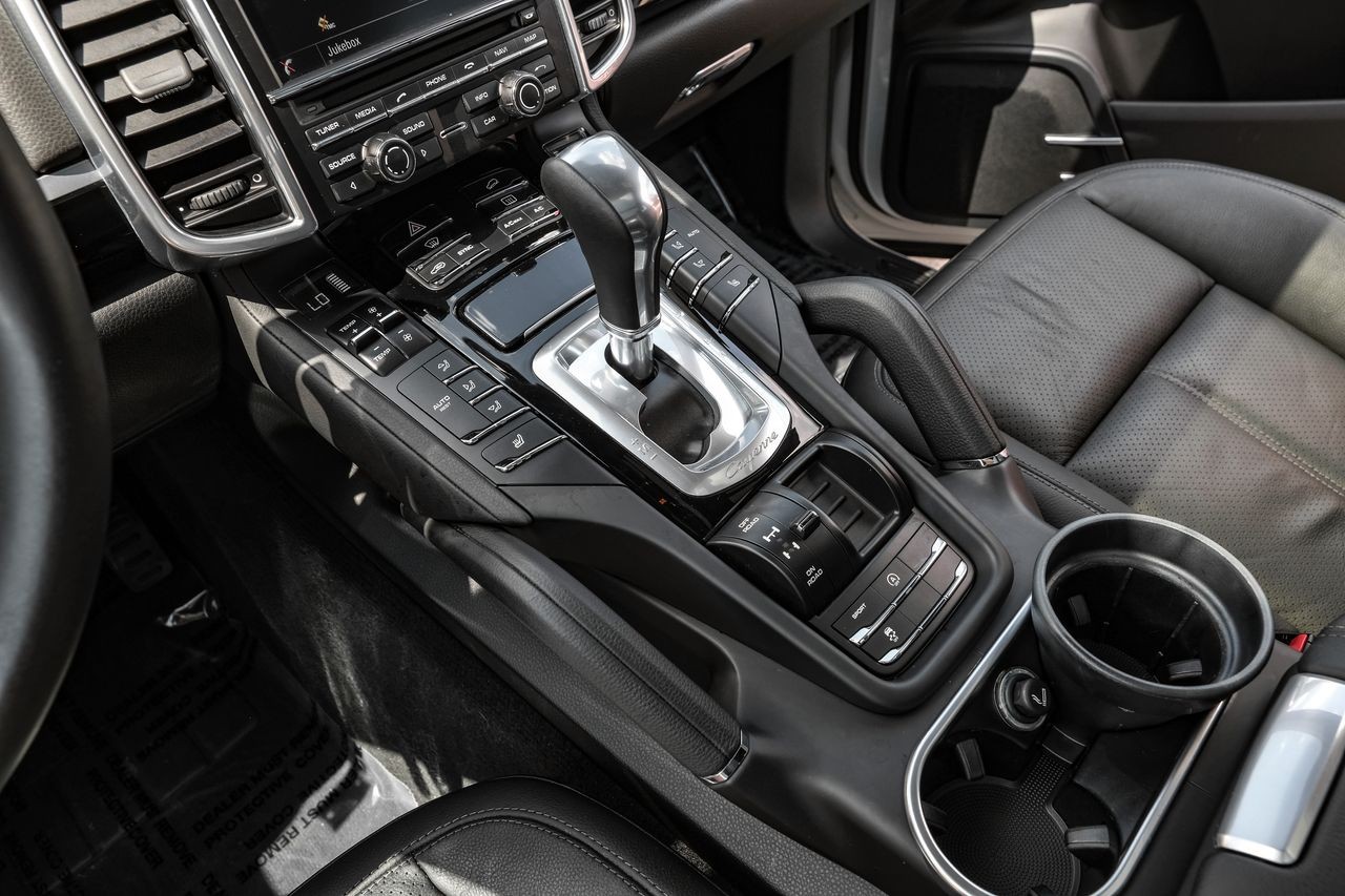 Porsche Cayenne Vehicle Main Gallery Image 27