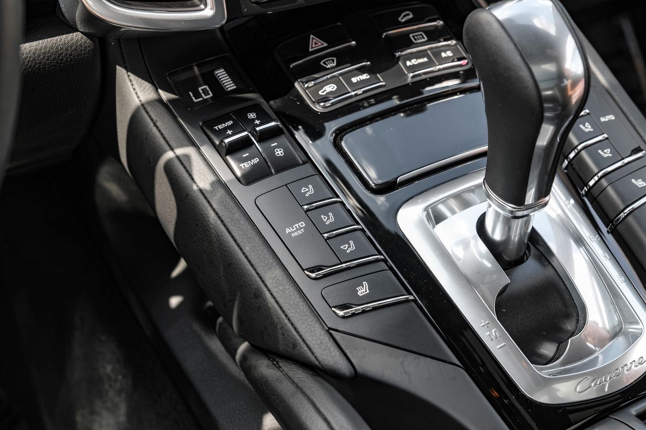 Porsche Cayenne Vehicle Main Gallery Image 28