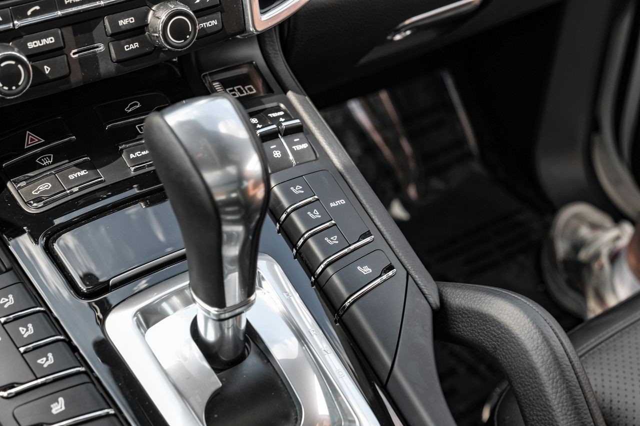 Porsche Cayenne Vehicle Main Gallery Image 29
