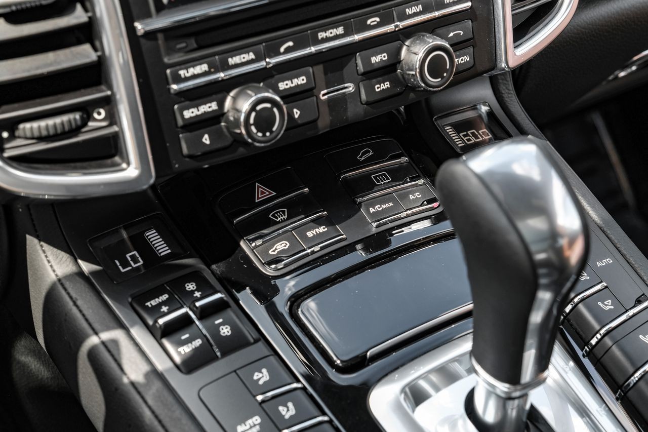 Porsche Cayenne Vehicle Main Gallery Image 30