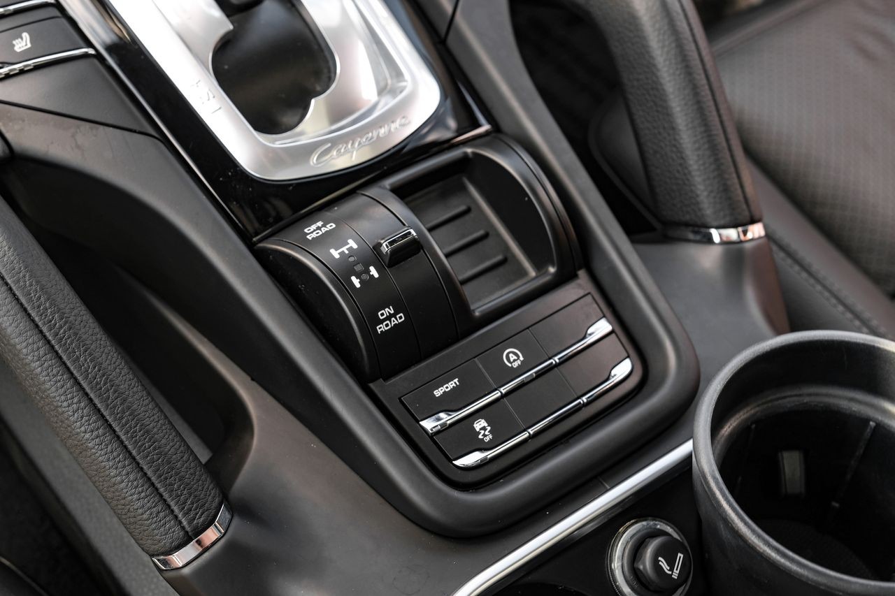 Porsche Cayenne Vehicle Main Gallery Image 31