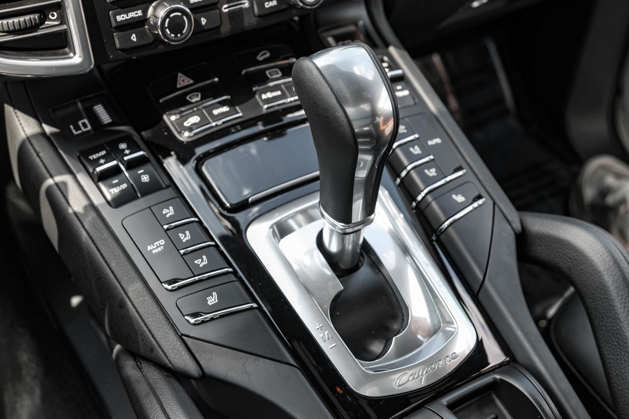 Porsche Cayenne Vehicle Main Gallery Image 32