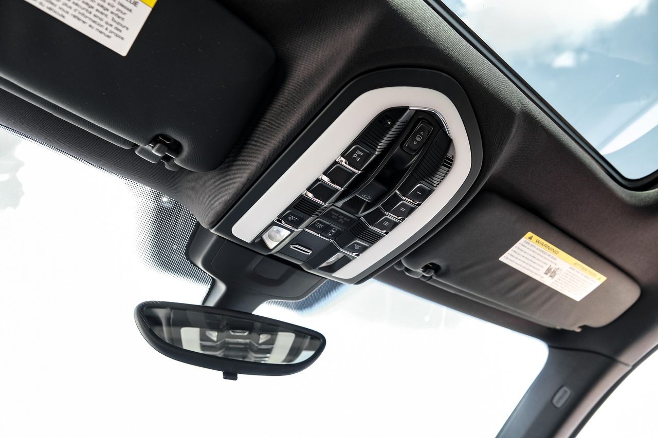 Porsche Cayenne Vehicle Main Gallery Image 35