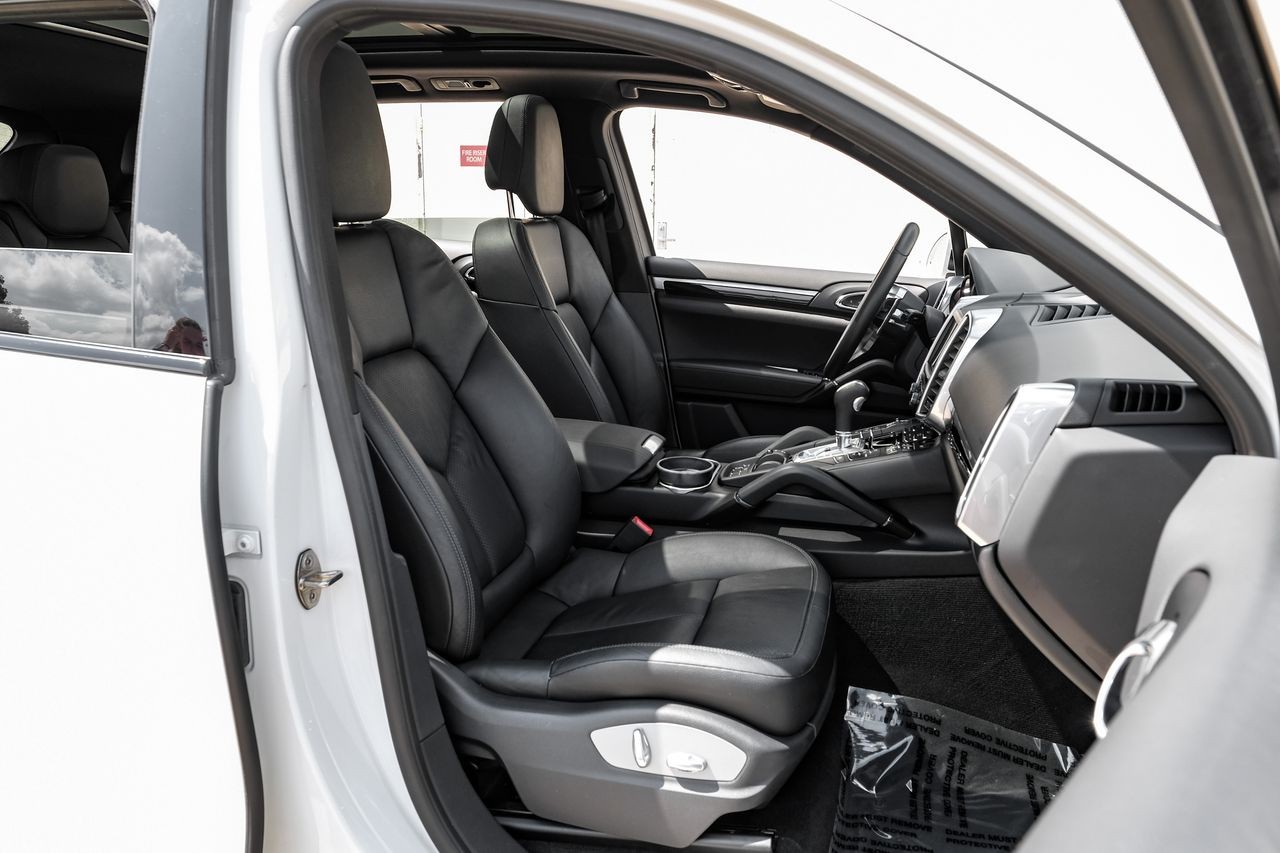 Porsche Cayenne Vehicle Main Gallery Image 38