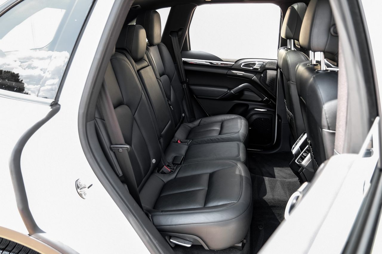 Porsche Cayenne Vehicle Main Gallery Image 40