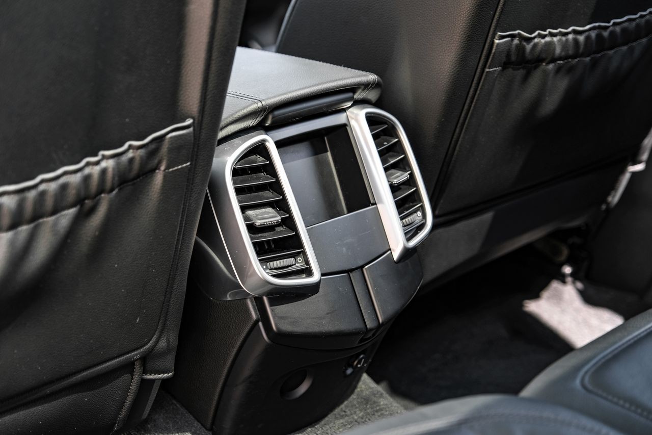 Porsche Cayenne Vehicle Main Gallery Image 42
