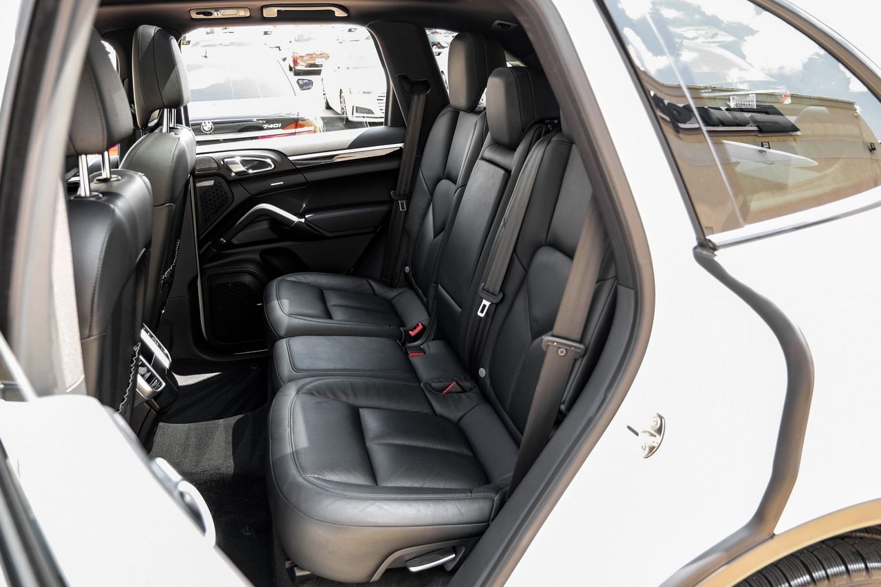 Porsche Cayenne Vehicle Main Gallery Image 44