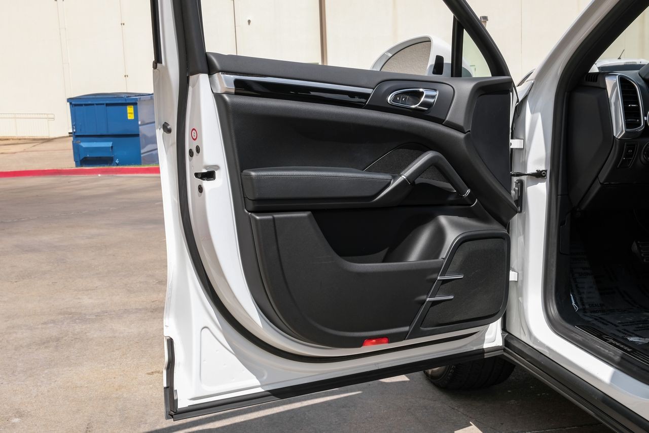 Porsche Cayenne Vehicle Main Gallery Image 45