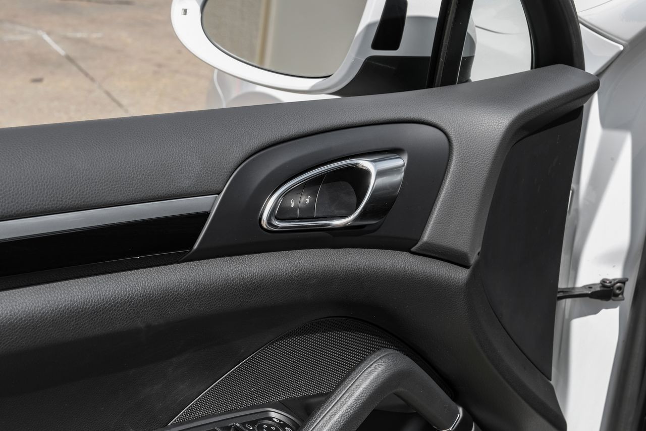 Porsche Cayenne Vehicle Main Gallery Image 46
