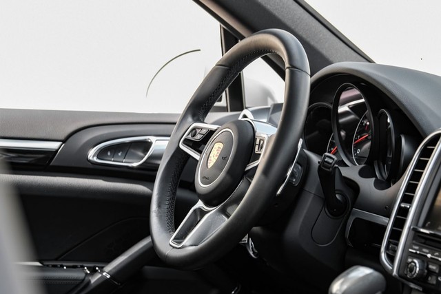 Porsche Cayenne Vehicle Main Gallery Image 14