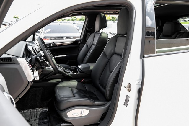 Porsche Cayenne Vehicle Main Gallery Image 37