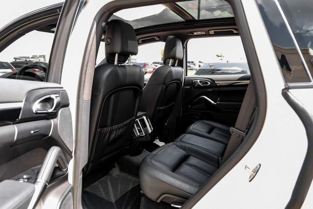 Porsche Cayenne Vehicle Main Gallery Image 43