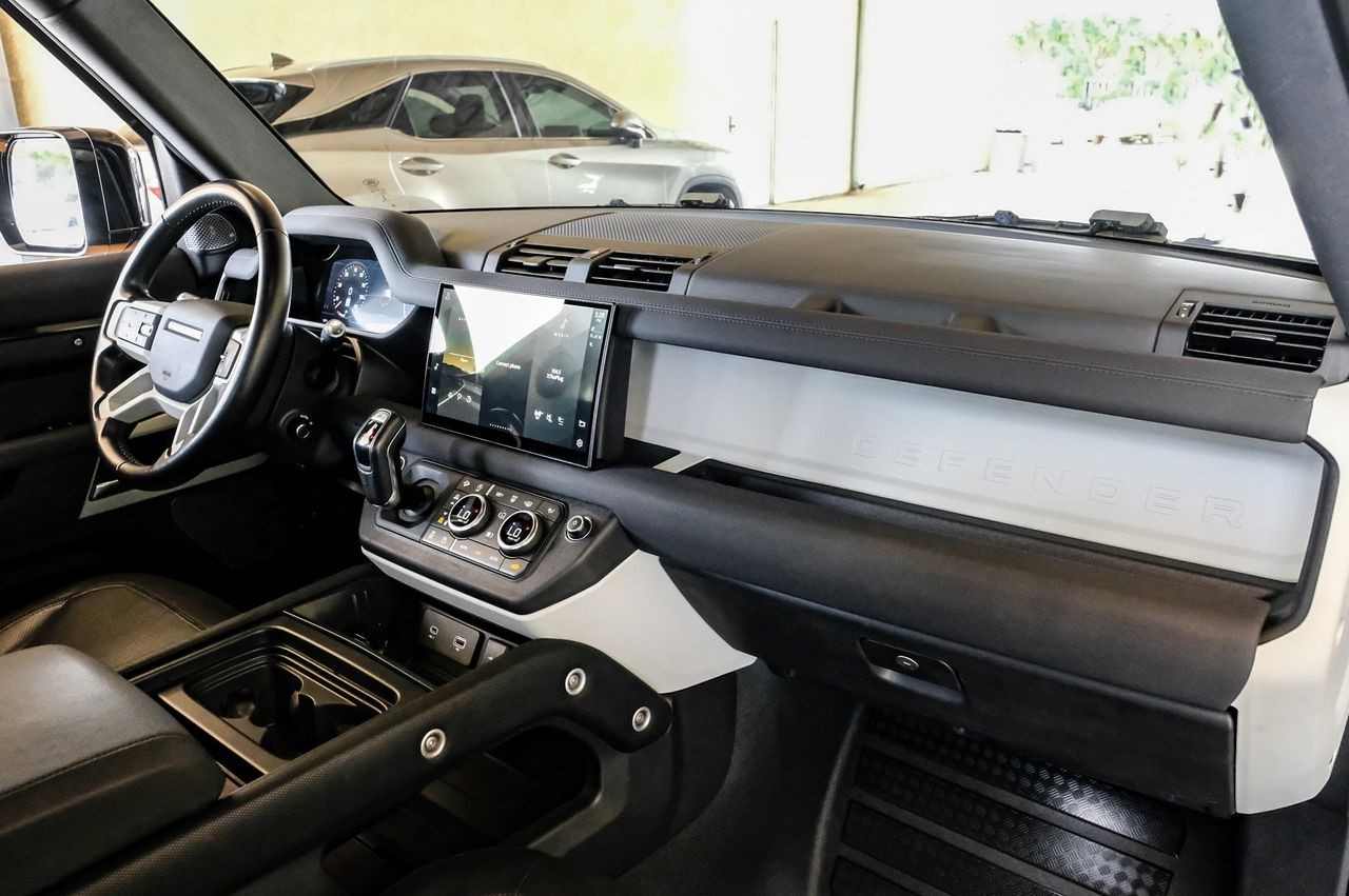 Land Rover Defender Vehicle Main Gallery Image 13