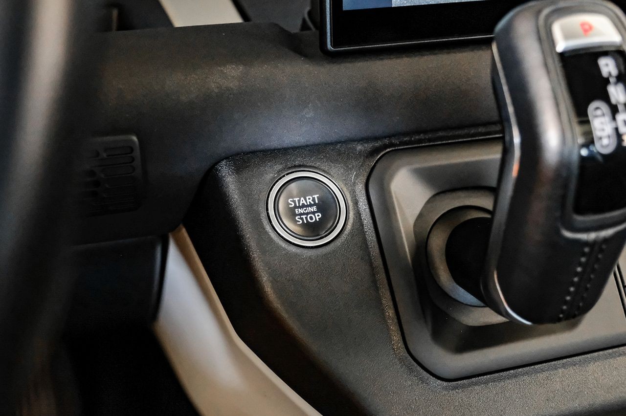 Land Rover Defender Vehicle Main Gallery Image 22