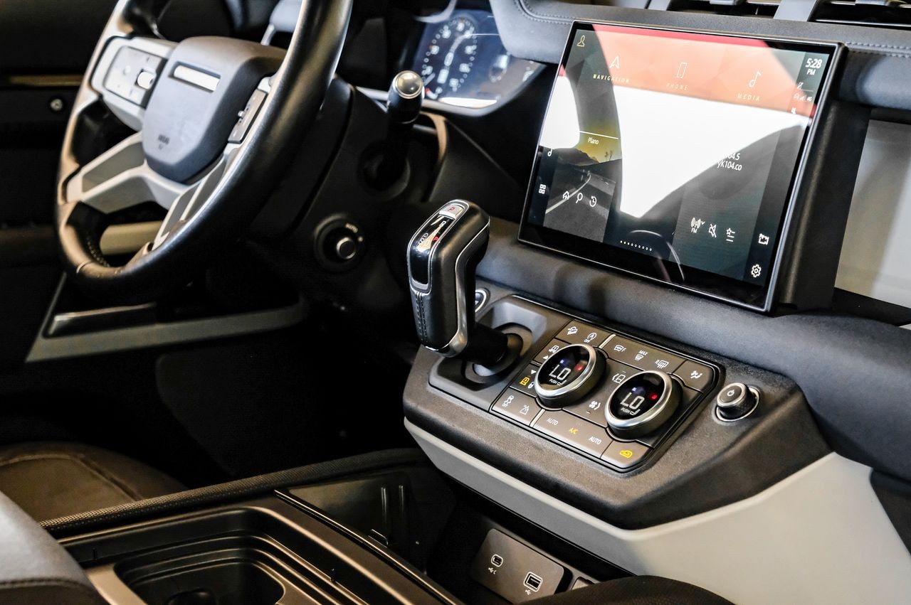 Land Rover Defender Vehicle Main Gallery Image 25
