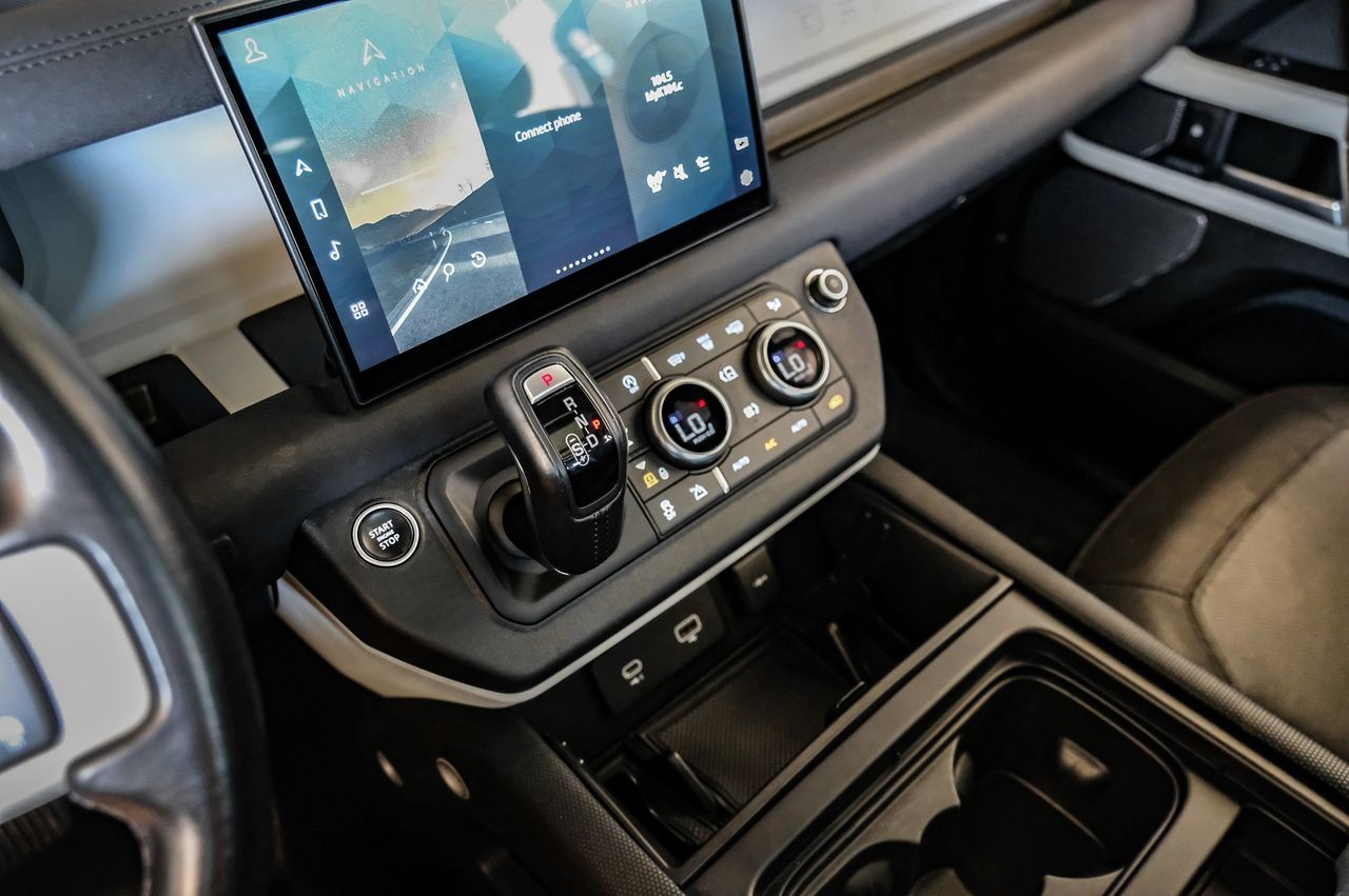 Land Rover Defender Vehicle Main Gallery Image 26