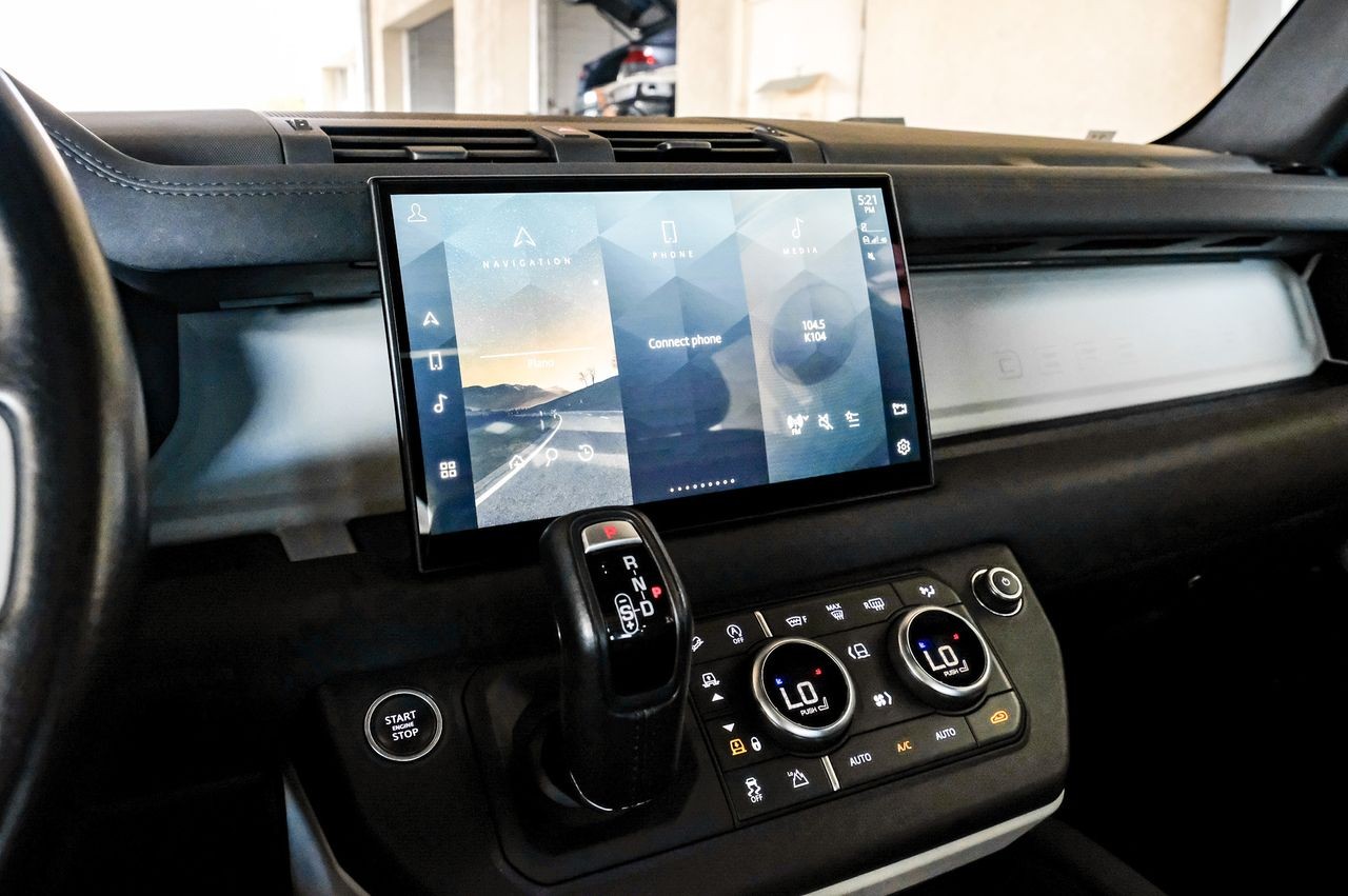 Land Rover Defender Vehicle Main Gallery Image 27
