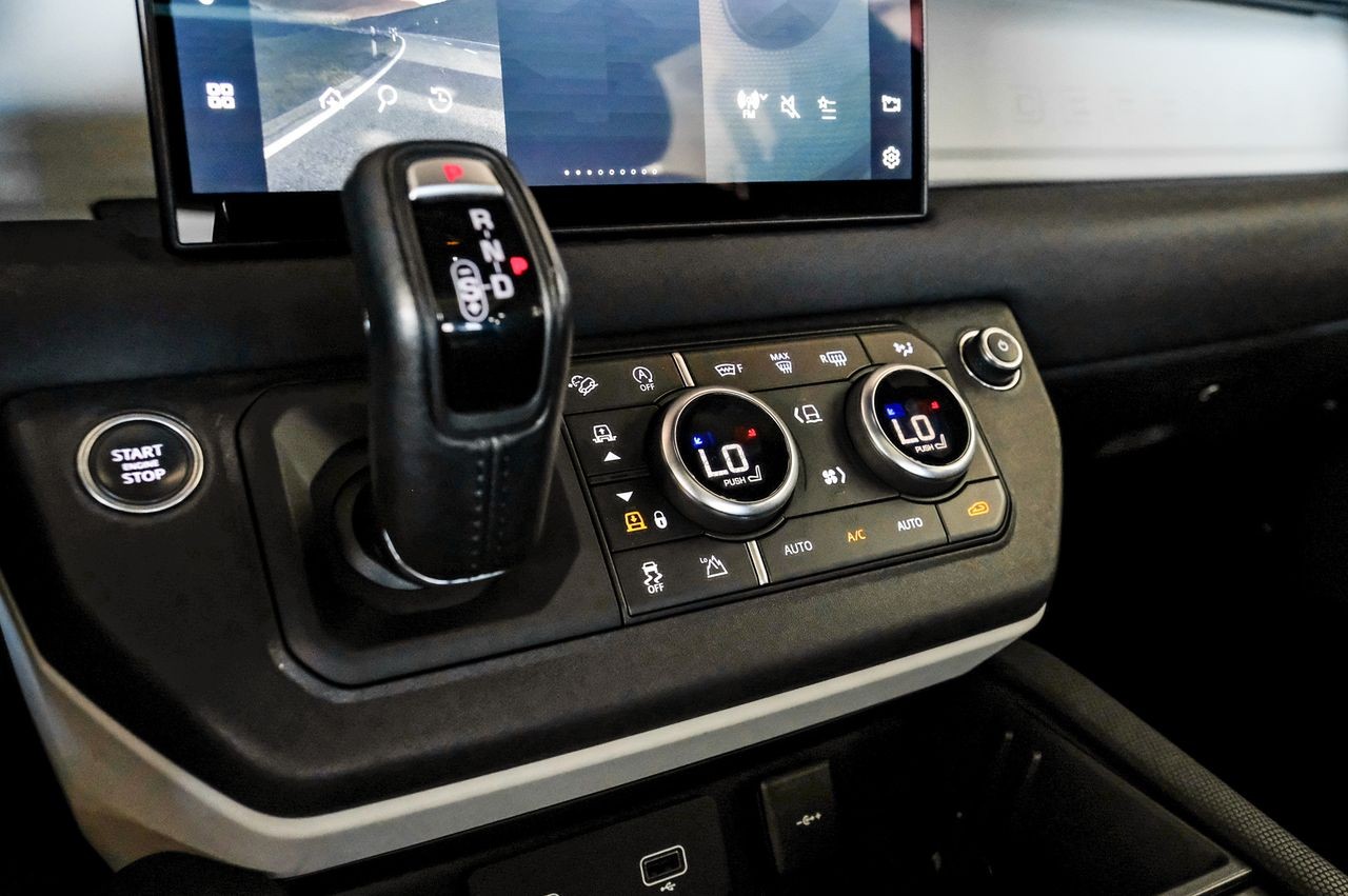 Land Rover Defender Vehicle Main Gallery Image 28