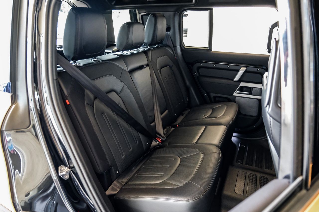 Land Rover Defender Vehicle Main Gallery Image 39