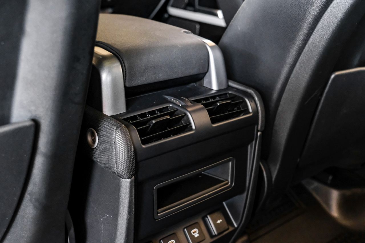 Land Rover Defender Vehicle Main Gallery Image 41