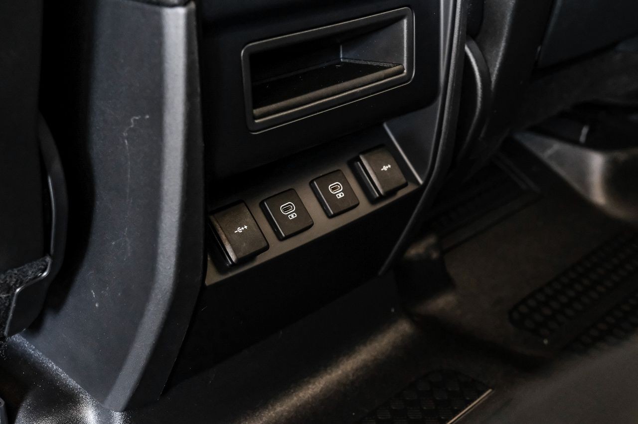 Land Rover Defender Vehicle Main Gallery Image 42