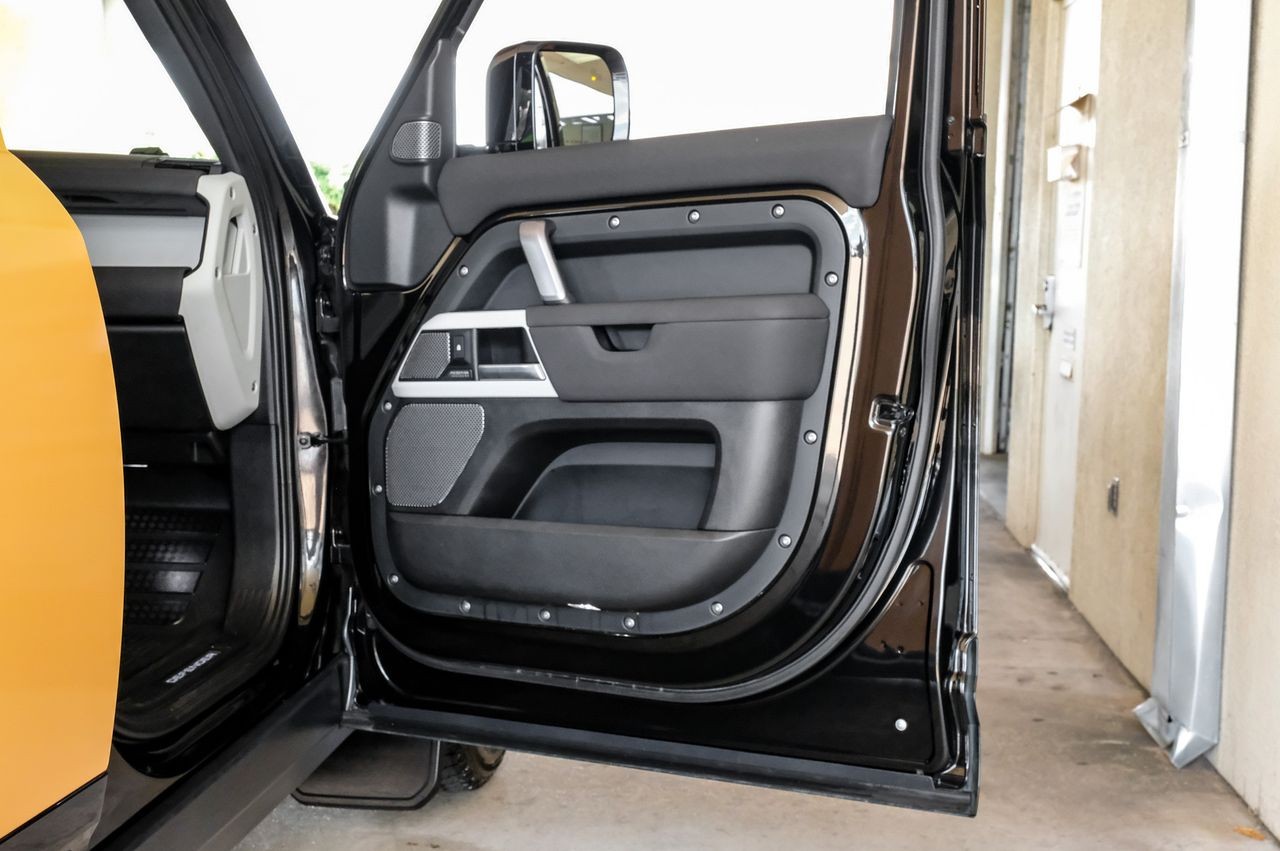 Land Rover Defender Vehicle Main Gallery Image 47