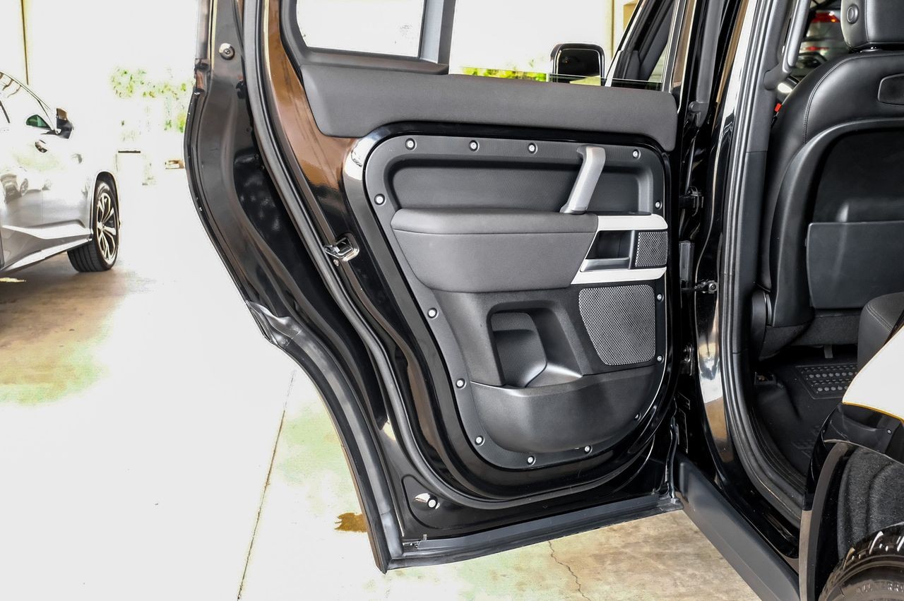 Land Rover Defender Vehicle Main Gallery Image 48