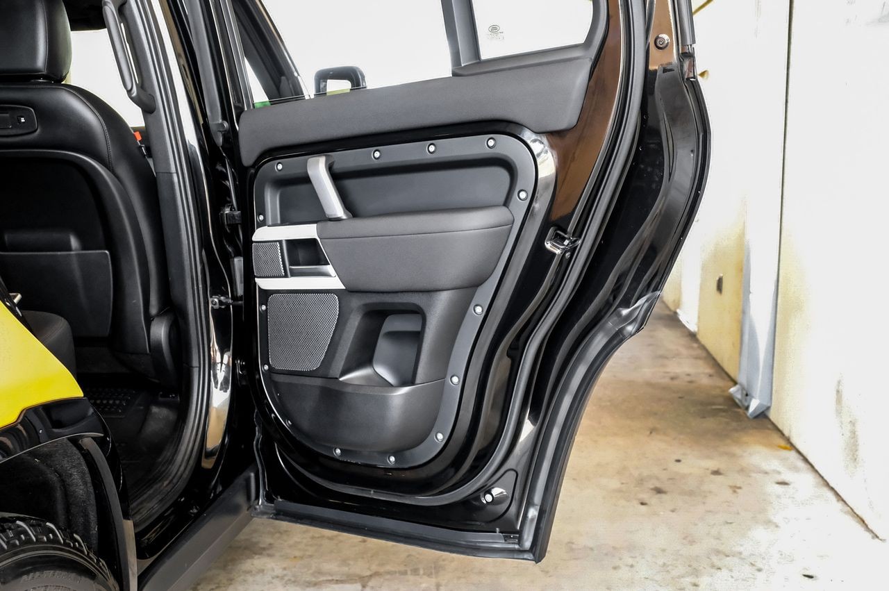 Land Rover Defender Vehicle Main Gallery Image 49