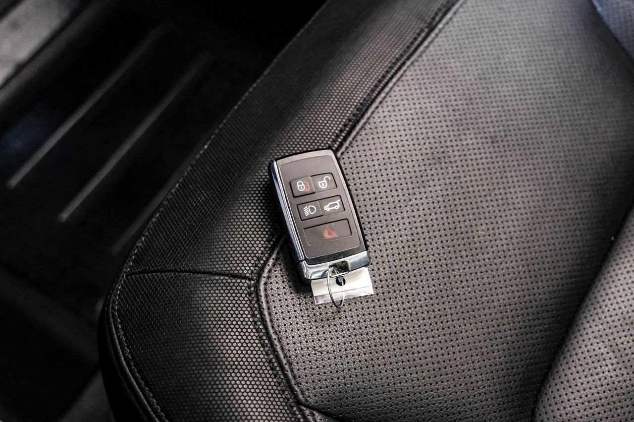 Land Rover Defender Vehicle Main Gallery Image 57