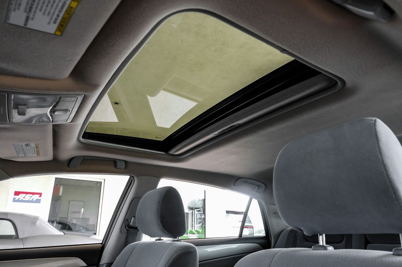 Toyota Avalon Vehicle Main Gallery Image 05
